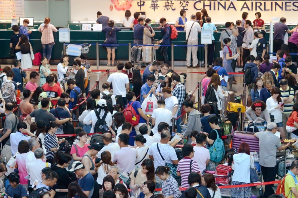 Passengers queue up at a China Airlines counter. Photo: CNA