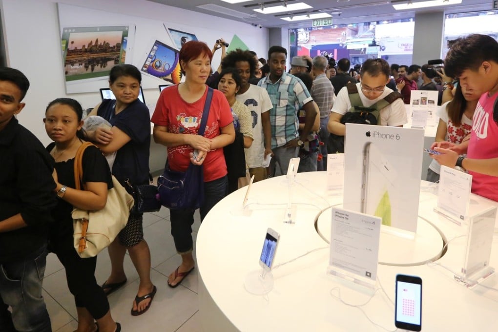 Customers queuing up on the first day when Apple’s iPhone 6 and iPhone 6 Plus models went on sale at Studio A in Tsim Sha Tsui on September 19 in 2014. Photo: SCMP