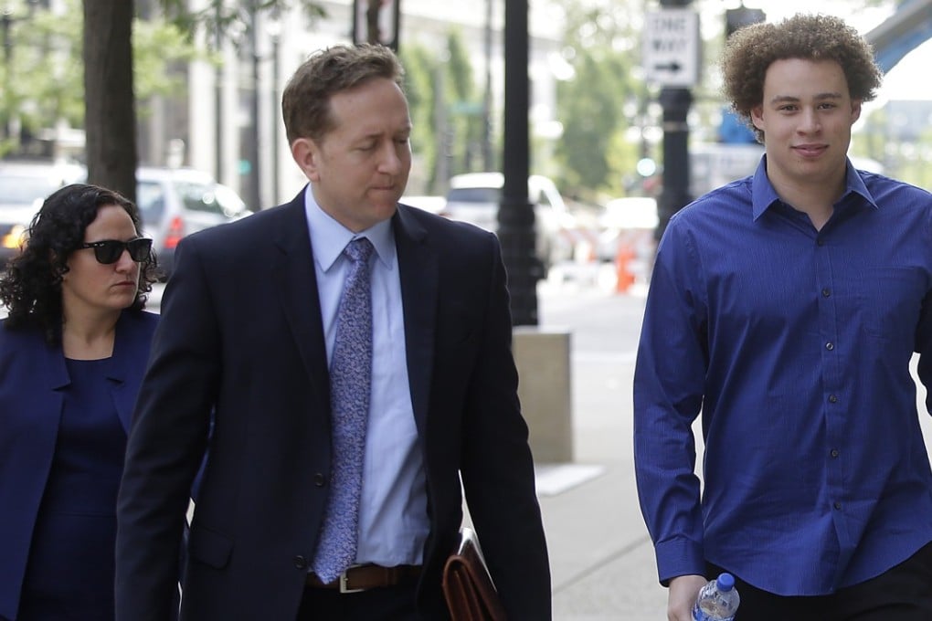 Marcus Hutchins (R) the British cyber security expert accused of creating and selling malware that steals banking passwords arrives at US Federal court on August 14, 2017 in Milwaukee, Wisconsin. Photo: AFP