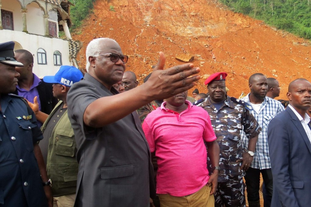 Sierra Leone president Ernest Bai Koroma (2nd-L) visits the site of a mudslide near Freetown on August 15, 2017, after landslides struck the capital of the west African state. Photo: AFP