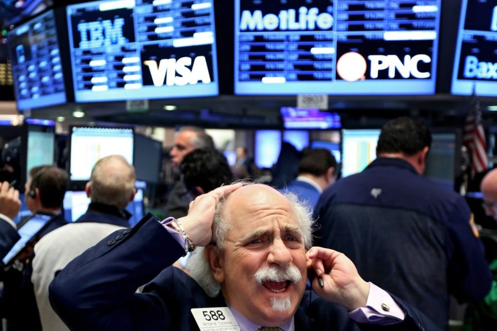 Traders work on the floor of the New York Stock Exchange at the start of the trading day in New York, on a day when the the Dow Jones Industrial Average lost nearly 300 points in reaction to a drop in the price of oil, among other factors on January 20, 2016. Photo: EPA
