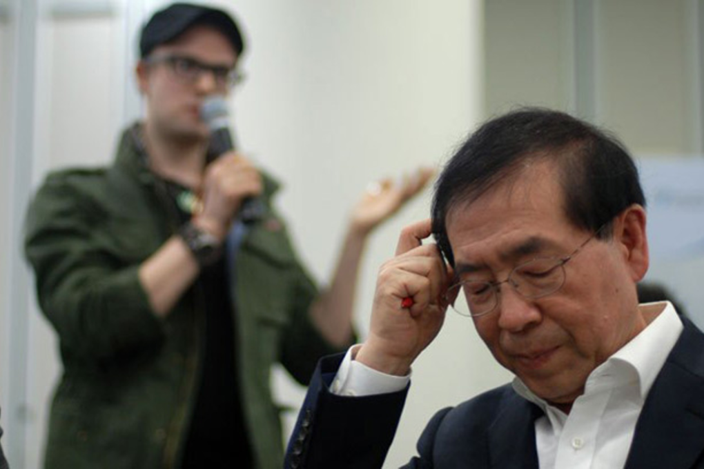 Simon Hunter-Williams questions Seoul Mayor Park Won-soon over LGBT rights at a town hall meeting in Seoul, 2015. Photo: Lee Tae-hoon