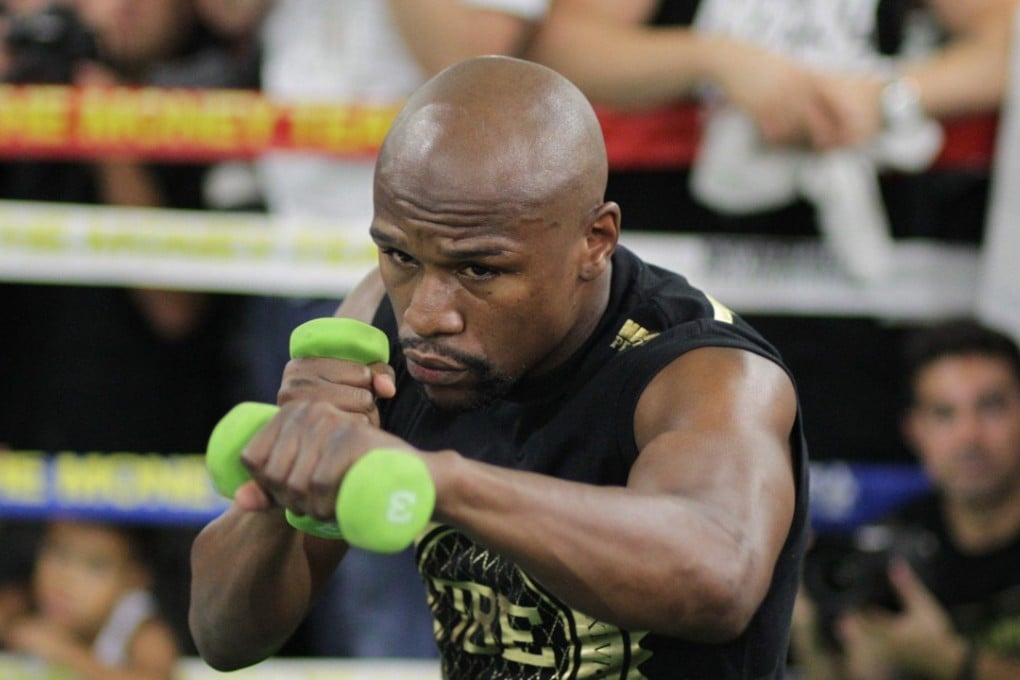 Boxer Floyd Mayweather Jr. goes through moves during a media workout at the Mayweather Boxing Club on August 10, 2017 in Las Vegas, Nevada. Mayweather is preparing to face MMA fighter Connor Mcgregor on August 26th at the T-Mobile Arena in Las Vegas in what could be one of the richest fights in history. M / AFP PHOTO / John Gurzinski