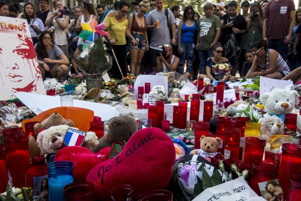 People pay tribute to victims outside the Liceu Theatre, on the site of a deadly van attack in Barcelona, Spain, 18 August 2017. Photo: EPA