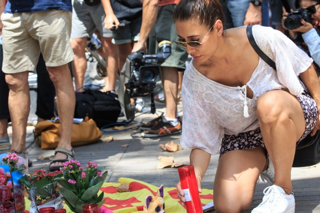 A woman mourns victims of the terror attack in the Las Ramblas area of Barcelona. Photo: Xinhua