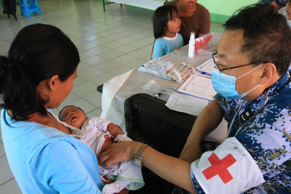 Medical workers of China's navy hospital ship Peace Ark treat patients in Tacloban, the Philippines, in 2013. Photo: Xinhua