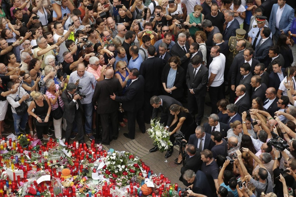 Spain's King Felipe and Queen Letizia lay flowers at a memorial tribute of flowers, messages and candles to the van attack victims in Las Ramblas promenade in Barcelona. Photo: AP