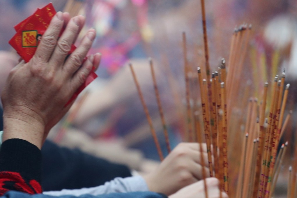 Worshippers pack Wong Tai Sin Temple to pray for good luck and prosperity in the Year of the Rooster on the second day of Lunar New Year on Jan 29. Photo:SCMP / Nora Tam