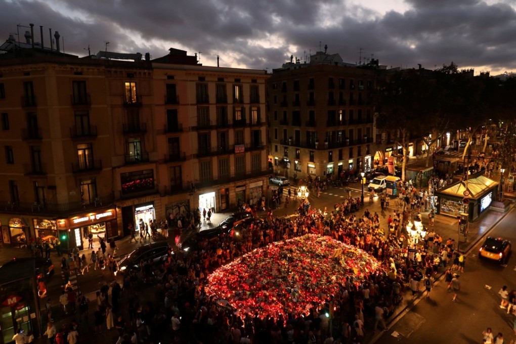 Crowds gather at an impromptu memorial where a van crashed into pedestrians a few days before, at Las Ramblas in Barcelona on August 20. Islamic State jihadists have claimed responsibility for the deadly attack. Photo: Reuters