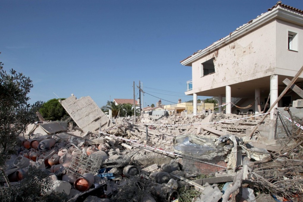 Dozens of gas cannisters are strewn amid the rubble of a house that exploded last Wednesday in Alcanar, northeastern Spain. Police now believe the home was the site of a bomb factory being run by the terrorists responsible for last week’s attacks in Barcelona and Cabriles. Photo: EPA