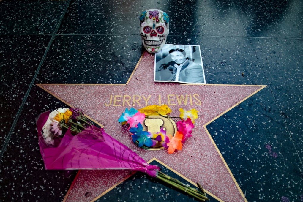 A makeshift memorial appears for late comedian, actor and entertainer Jerry Lewis around his star on the Hollywood Walk of Fame in Los Angeles. Photo: Reuters