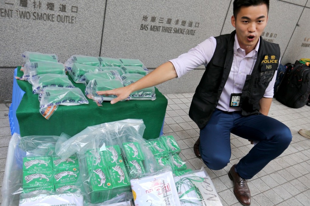 Senior inspector Lam Pak-kiu with the seized heroin. Photo: Dickson Lee