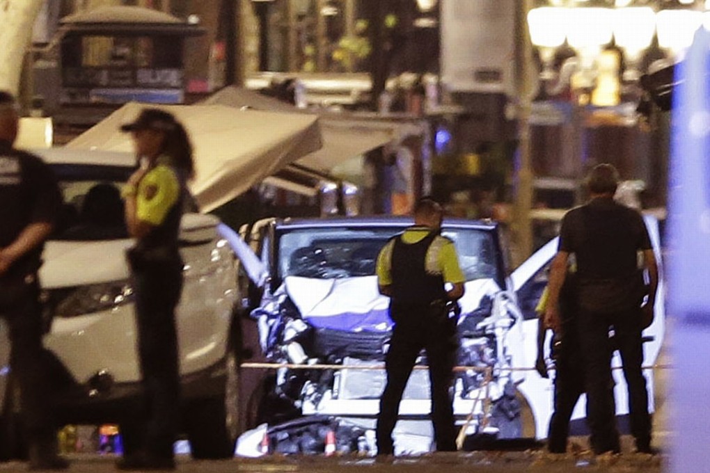 Police officers stand next to the van involved on an attack in Las Ramblas in Barcelona, Spain, Thursday, Aug. 17, 2017. Spanish police have confirmed they shot down Younes Abouyaaqoub, suspected driver of the van used in the terror attack. Photo: AP