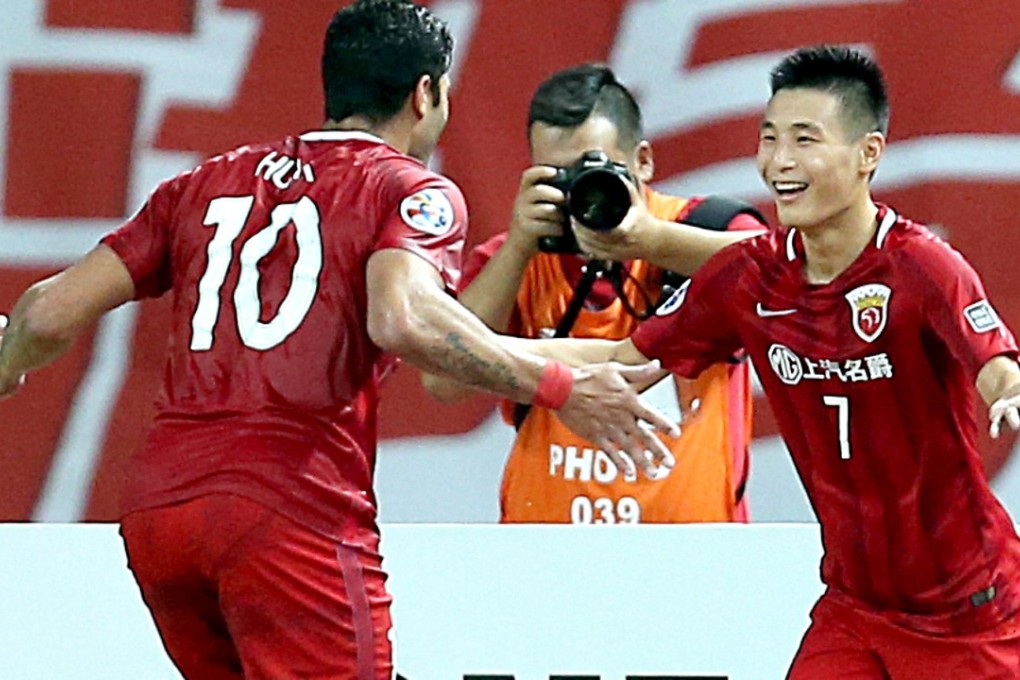 Hulk and Wu Lei celebrate. Photo: Xinhua 宝队。 新华社记者凡军摄