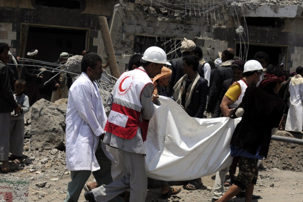 Red Crescent members carry a victim of an air strike in Sanaa, Yemen on August 23, 2017. Dozens of people were killed when Saudi-led coalition warplanes hit a hotel north of the capital Sanaa early on Wednesday. Photo: Xinhua