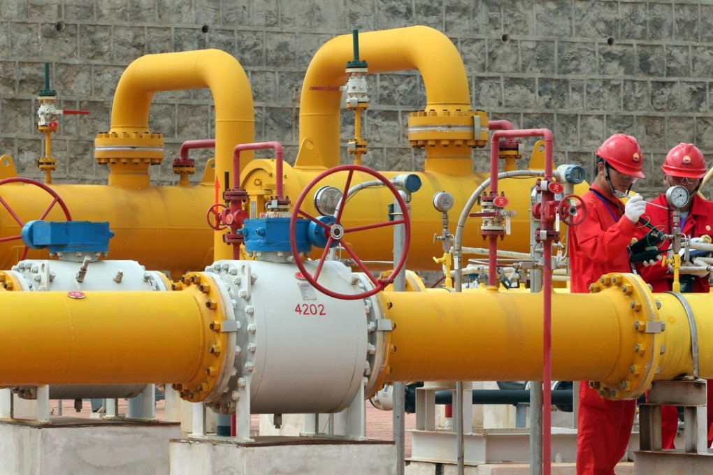 Technicians of Kunlun Energy check valves and pipes at a natural gas transmission station of the Sino-Myanmar pipelines in Kunming city on June 10, 2015. Photo: Imaginechina