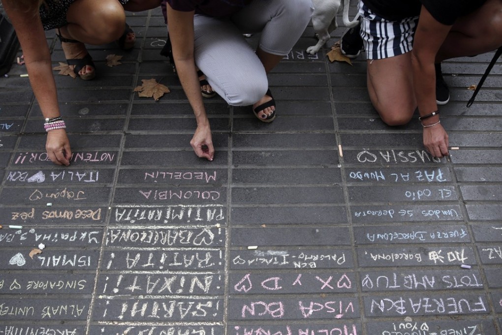 Messages are written in chalk on the pavement in tribute to the victims of the terrorist attack two days before, at La Rambla boulevard in Barcelona on August 19. Photo: EPA