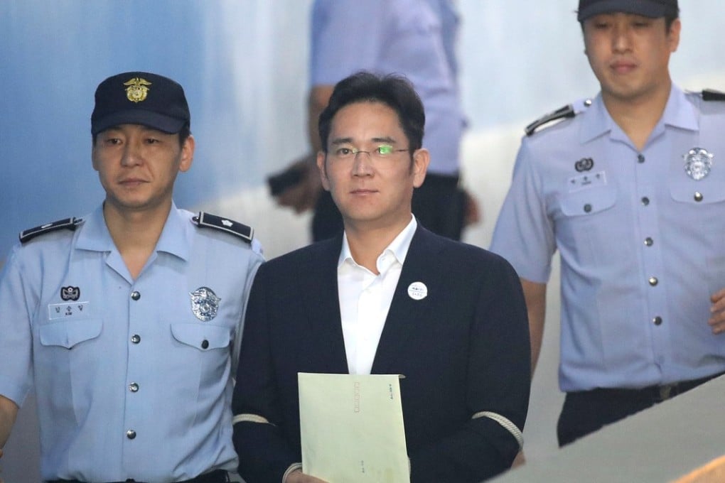 Lee Jae-yong, vice-chairman of Samsung Electronics, is escorted by prison officers at Seoul Central District Court on Friday, August 25, 2017. Photo: Bloomberg