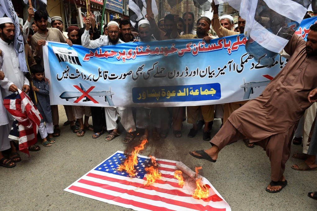 Pakistanis burn a US flag in Peshawar. Photo: AFP