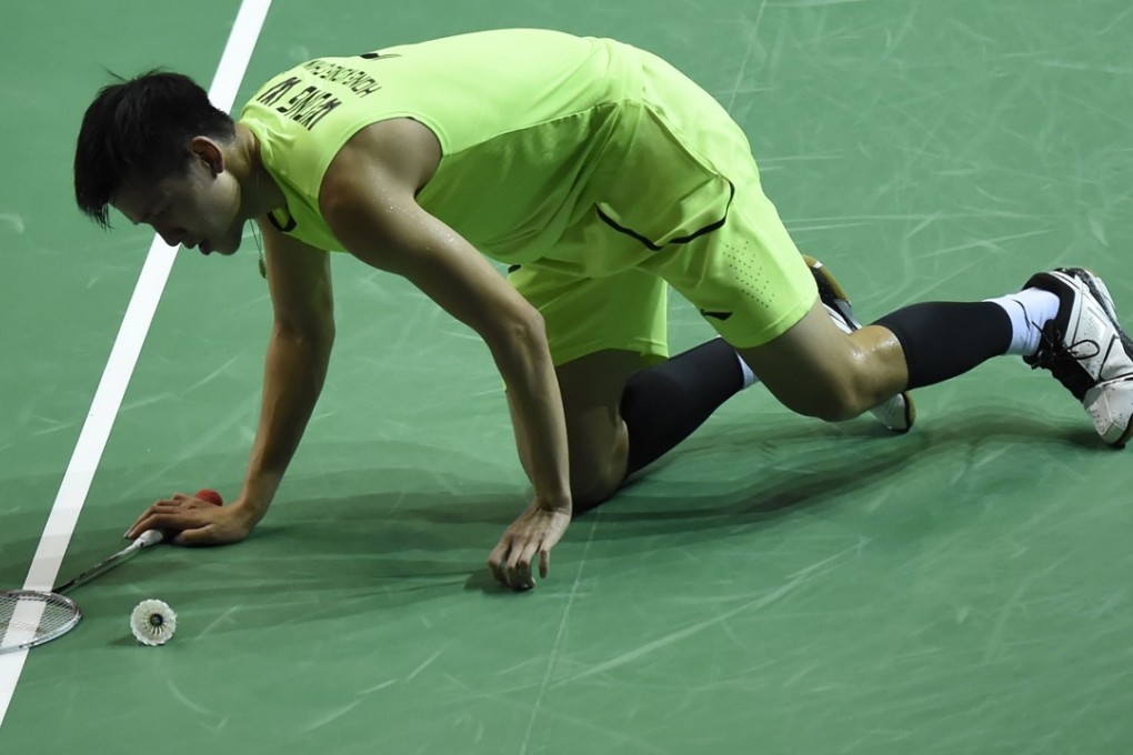 Hong Kong's Vincent Wong tumbles to the ground during his quarter-final loss against China’s Lin Dan at the world championships in Glasgow. Photo: AFP