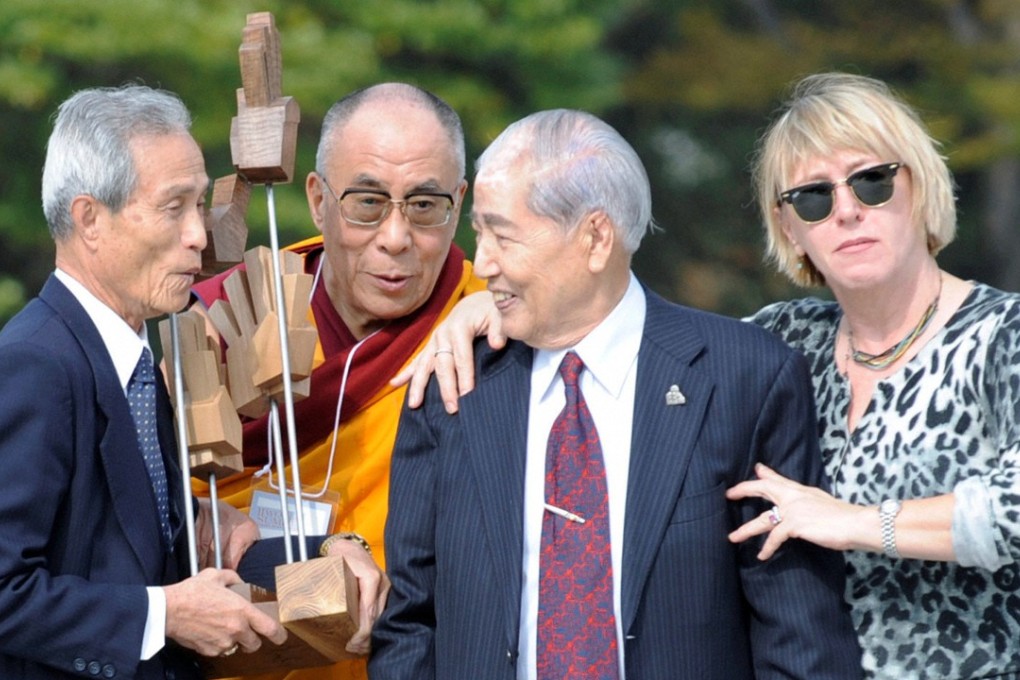 Nobel Peace Prize laureates, Tibetan spiritual leader the Dalai Lama (2nd L) and Jody Williams of the U.S. acknowledge Japan Confederaton of Atomic Hydrogen Bomb Sufferers head Sunao Tsuboi (2nd R) and Nagasaki atomic bombing survivor Sumiteru Taniguchi during an award presentation at the 11th World Summit of Nobel Peace Laureates at the Peace Memorial Park in Hiroshima, in 2010. File photo: Kyodo