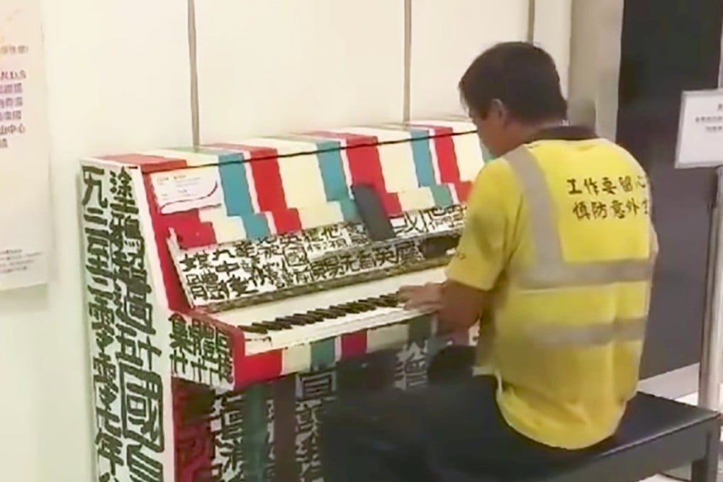 The mystery man in construction worker garb plays a piano in Sheung Tak Plaza in Tseung Kwan O. Photo: Facebook
