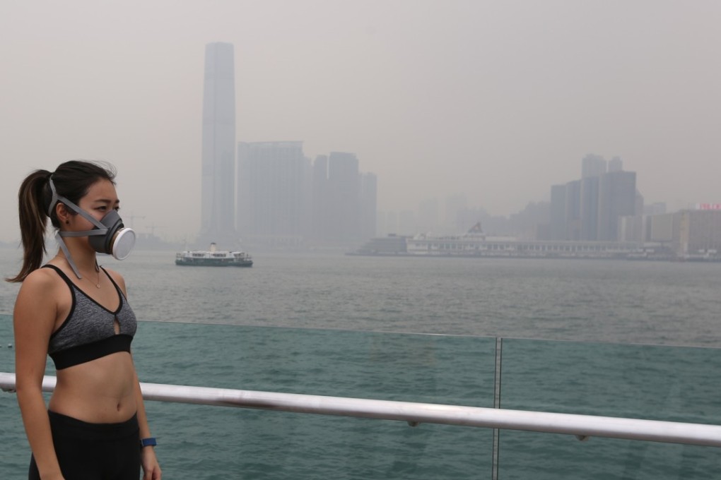 A jogger wears a mask to combat the poor air quality at the Hong Kong waterfront in Central in May. Photo: Xiaomei Chen