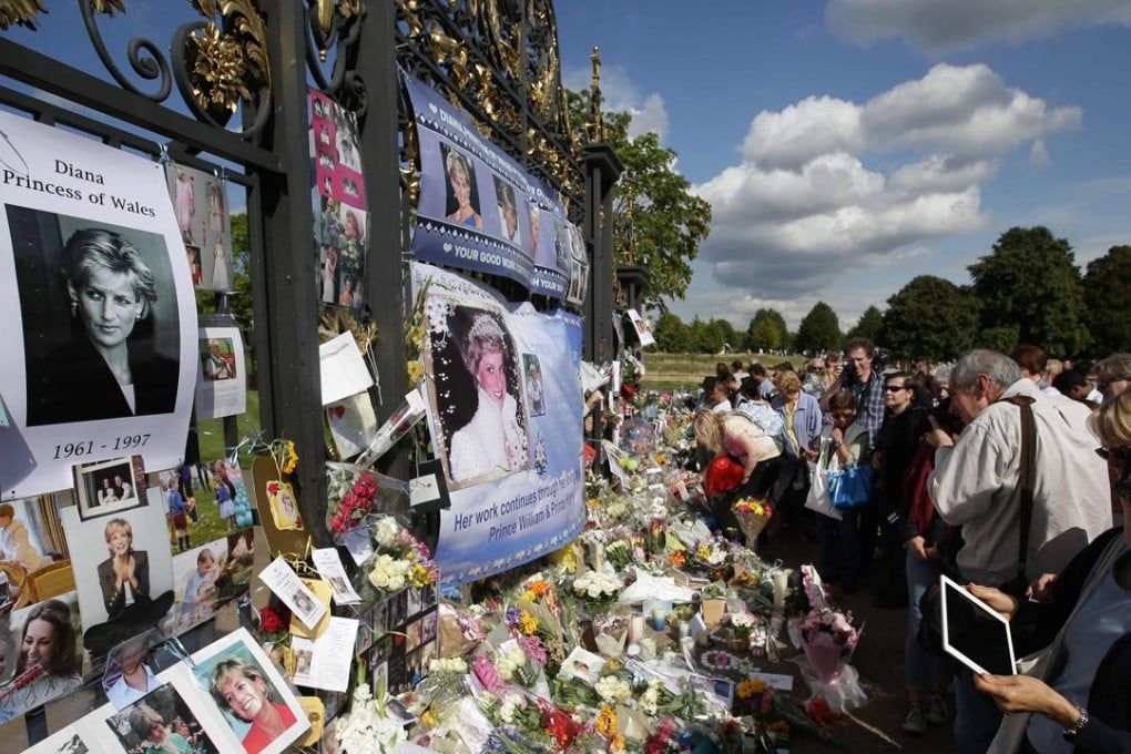 Members of the public gather at the tributes of flowers, candles and photographs outside one of the gates of Kensington Palace in London on August 31, 2017, to mark the 20th anniversary of the death of Diana, Princess of Wales. Photo: AFP