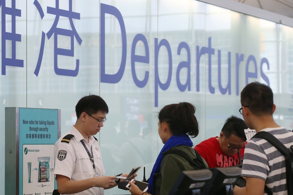 Passengers line up at the departure gates in Hong Kong International Airport. Photo: David Wong
