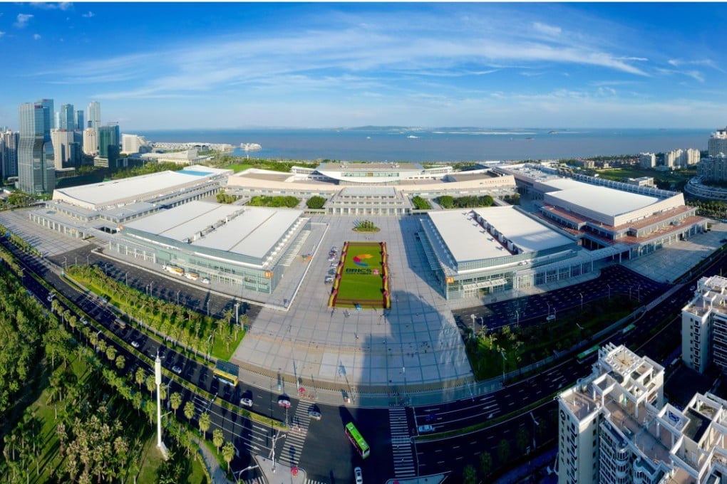 (170902) – XIAMEN, Sept. 2, 2017 (Xinhua) – Photo taken on Aug. 26, 2017 shows the scenery of Xiamen International Conference and Exhibition Centre and its surrounding area in Xiamen, southeast China's Fujian Province. The 9th BRICS Summit will be held in Xiamen on Sept. 3-5. (Xinhua/Jiang Kehong) (wyl)
