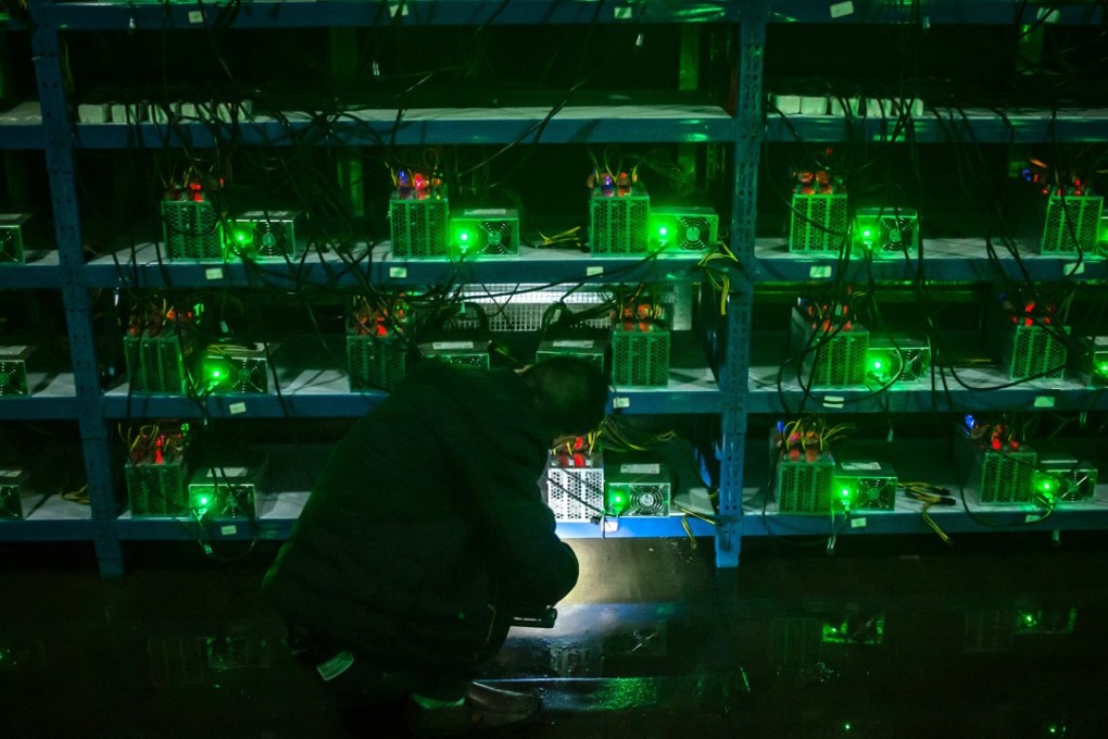 A bitcoin miner inspects a malfunctioning mining machine during his night shift at the Bitcoin mine in Sichuan Province, China, 26 September 2016. Photo: EPA