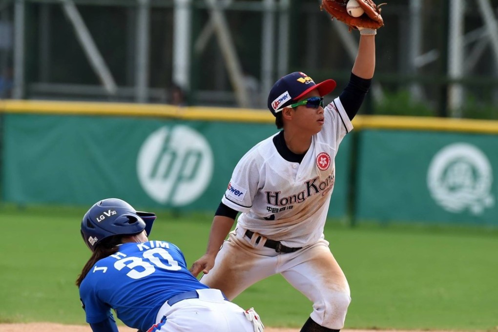 Hong Kong's Lau Tsz-chin stops Korea's Kim Rakyung in her tracks. Photo: HKBA