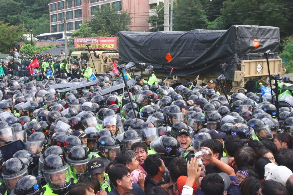 South Korean residents clash with riot police in protest against the delivery of equipment for the US Terminal High Altitude Area Defense (THAAD) in the southern county of Seongju on September 7. Photo: AFP