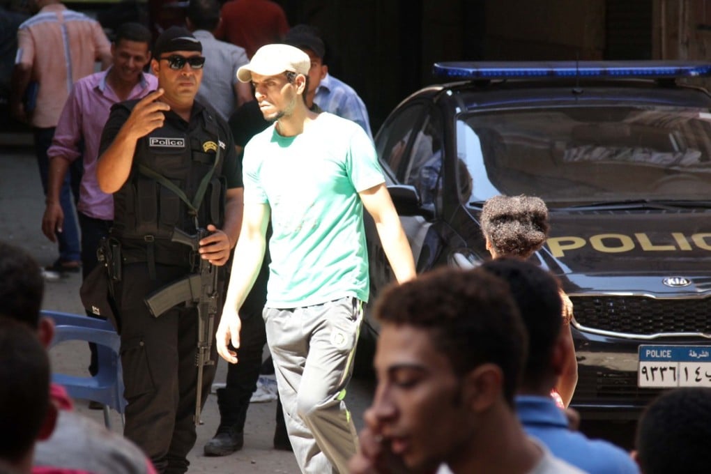 Egyptian policemen (in black) stand guard at the site of a gun battle with the militants in Giza's Ard al-Liwaa district, Egypt on Sept. 10, 2017. At least 10 terrorists were killed and nine policemen were wounded. Photo: Xinhua