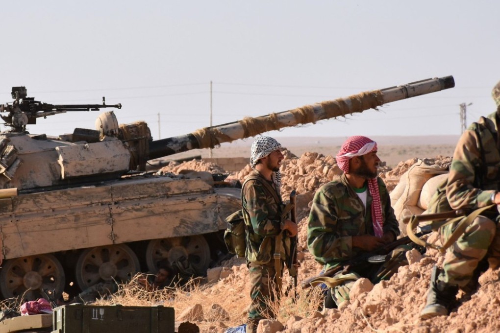 Syrian pro-government forces hold a position near the village of al-Maleha, in the northern countryside of Deir Ezzor, on September 9, 2017. Russian air strikes killed 34 in the area. Photo: AFP