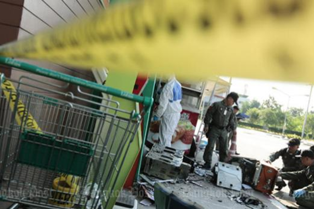Explosive Ordnance Disposal officers inspect the bomb scene and shattered ATM outside the Tesco Lotus branch in Prawet, Bangkok, on Wednesday morning. Photo: Patipat Janthong/Bangkok Post