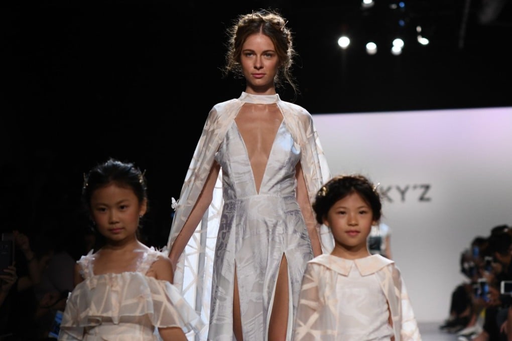 chinese dress fashion show  This outfit combines a  modernized qipao silhouette with a mermaid hem, preserving the refined  contours of traditional Chinese dress while introducing a sense