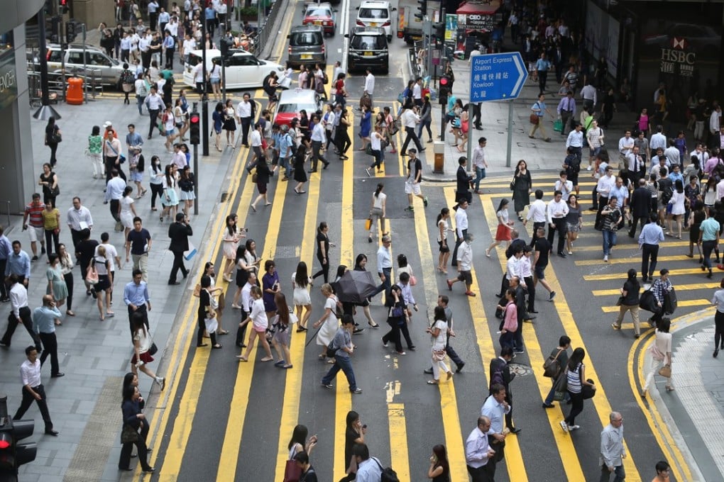 Shoppers crossing Queen's Road Central in Central Hong Kong. Photo: Sam Tsang