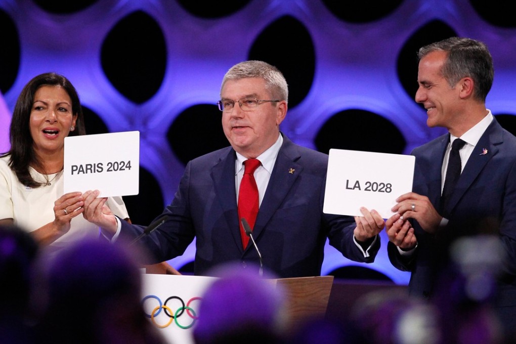 International Olympic Committee President Thomas Bach (C) poses for photos with Anne Hidalgo (L), Mayor of Paris, and Eric Garcetti, Mayor of Los Angeles, at the 131st IOC session in Lima, Peru, on Sept. 13, 2017. Photo: Xinhua