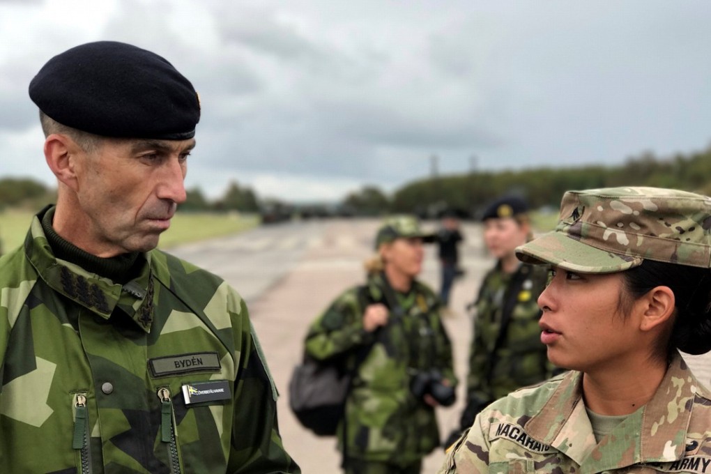 Supreme Commander of the Swedish Armed Forces Micael Byden speaks to a US soldier during the Aurora 17 military exercise in Gothenburg on Wednesday. Photo: Reuters