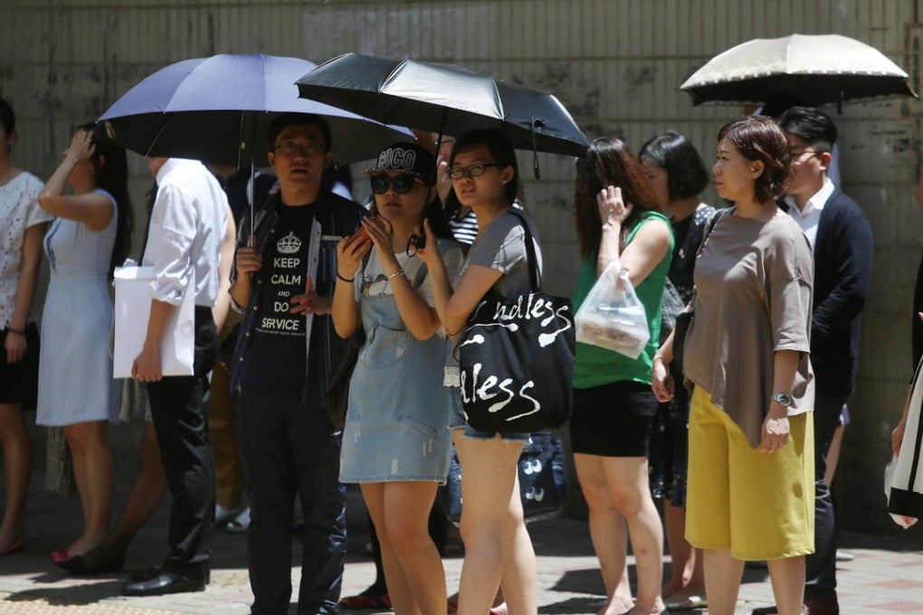 Residents shelter from the sun in Central. Photo: Sam Tsang