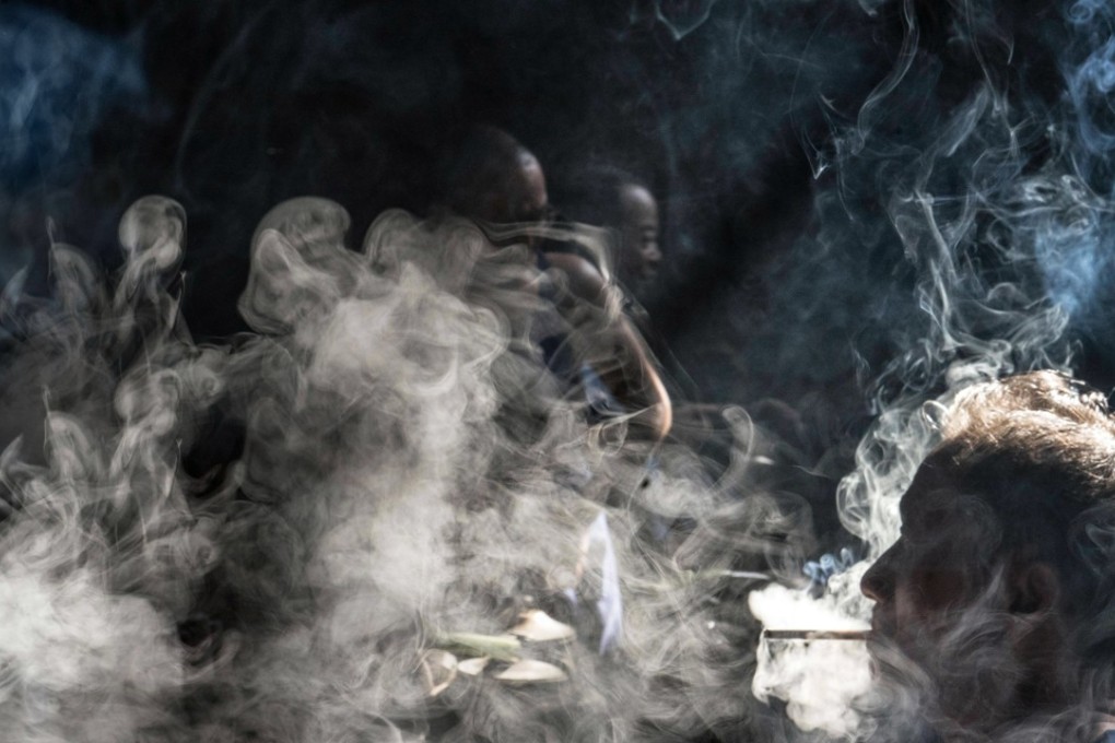 Customers enjoy smoking tobacco and cigarettes while drinking tea at the 100 year old Guanyin Pavilion teahouse in Pengzhen of Sichuan province, China. A study showed that people with the HIV which causes AIDs are far more likely to die of lung cancer. Photo: EPA