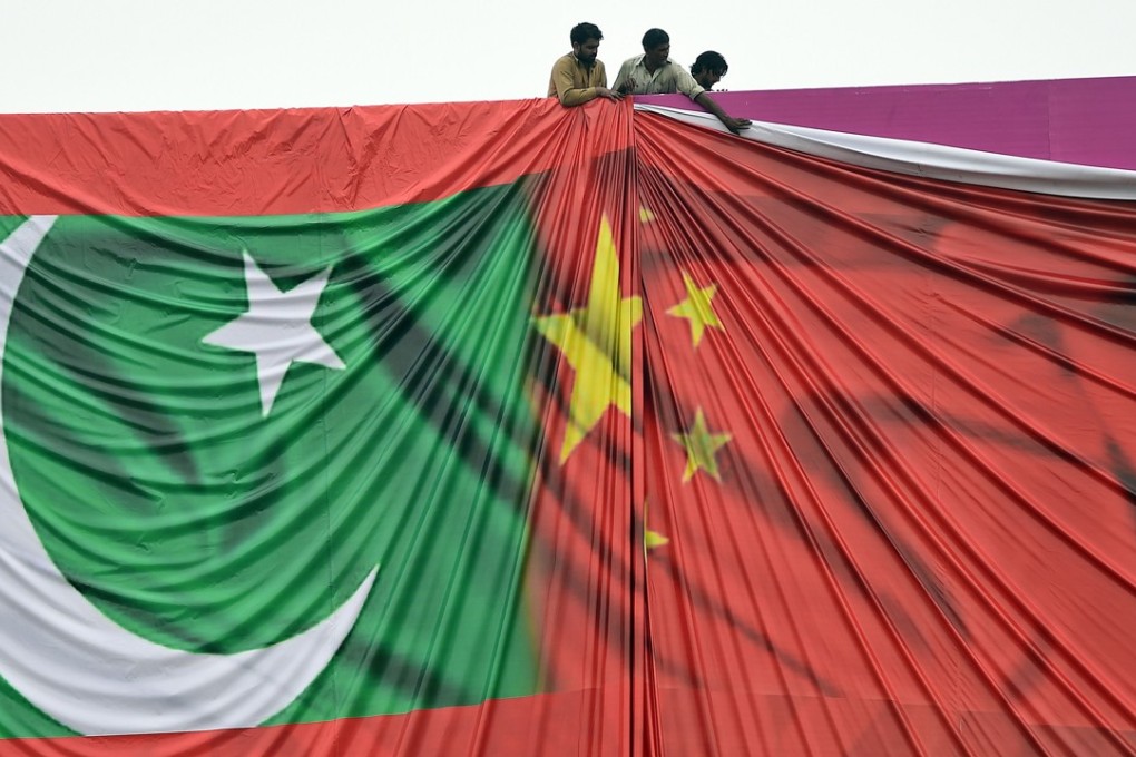 Workers arrange a welcome billboard featuring the Chinese and Pakistani flags in Islamabad in this file photo. A Chinese company is making good progress on the development of a hydropower plant for Pakistan in Kashmir. Photo: AFP