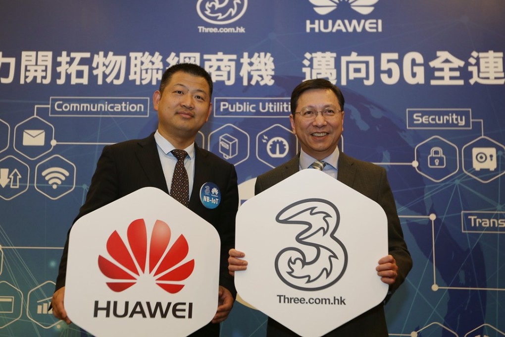 Peter Zhou Yuefeng (left), chief marketing officer of Huawei's Wireless Network Product Line and Cliff Woo Chiu-man, executive director and CEO of Hutchison Telecommunications Hong Kong Holdings Limited. Photo: Xiaomei Chen