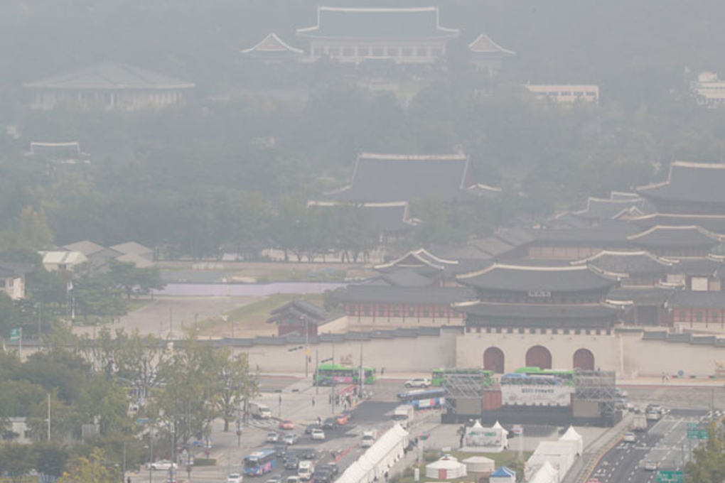 Foggy air contaminated with fine dust in Gwanghwamun, Seoul, Tuesday. Photo: Yonhap