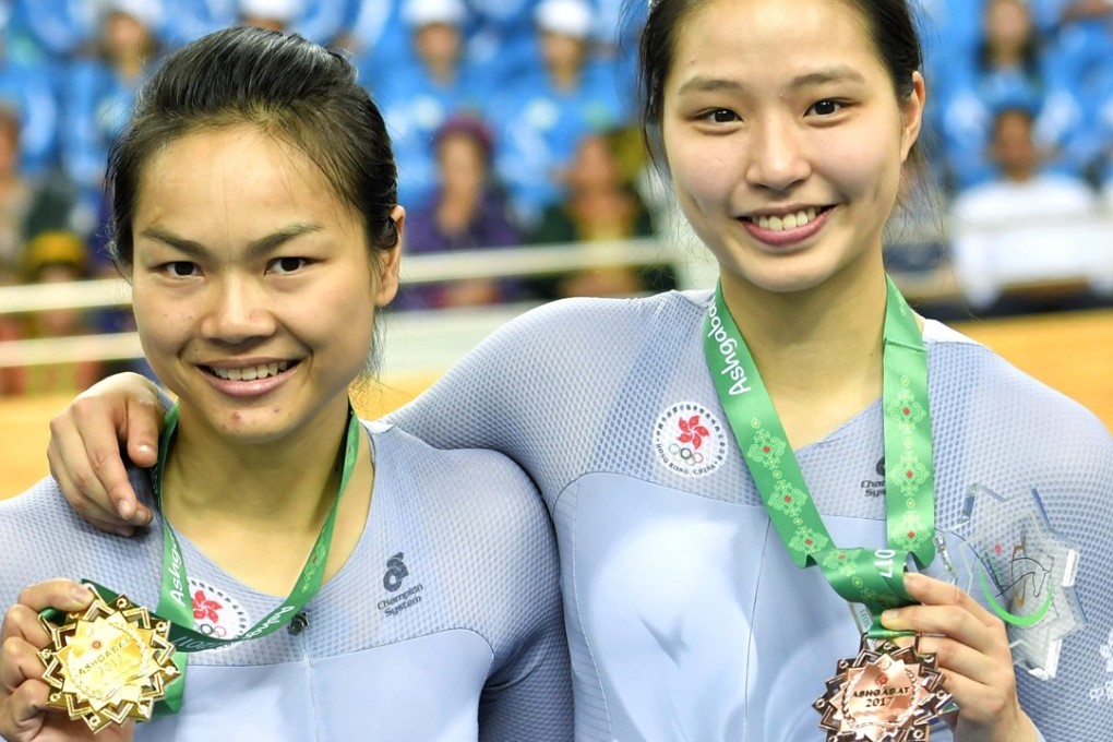 Sarah Lee (left) and Vivan Ma with their medals. Photo: HK SF&OC