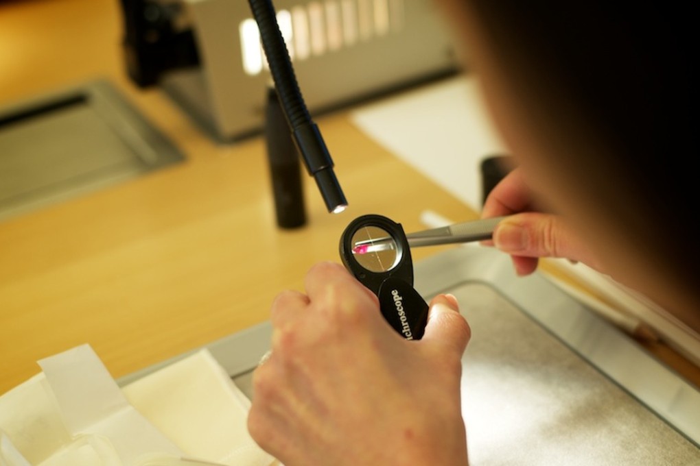A dichroscope is used to see whether a piece of gemstone has more than one colour.