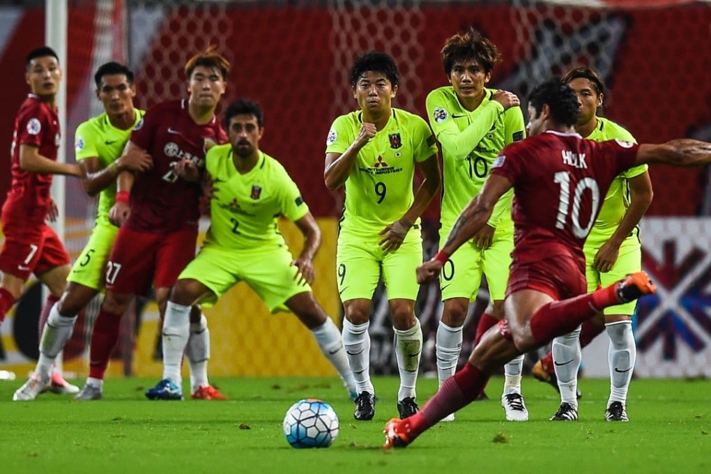 Shanghai SIPG's Hulk takes a free kick during the AFC Champions League semi-final against Urawa Red Diamonds. Photo: AFP