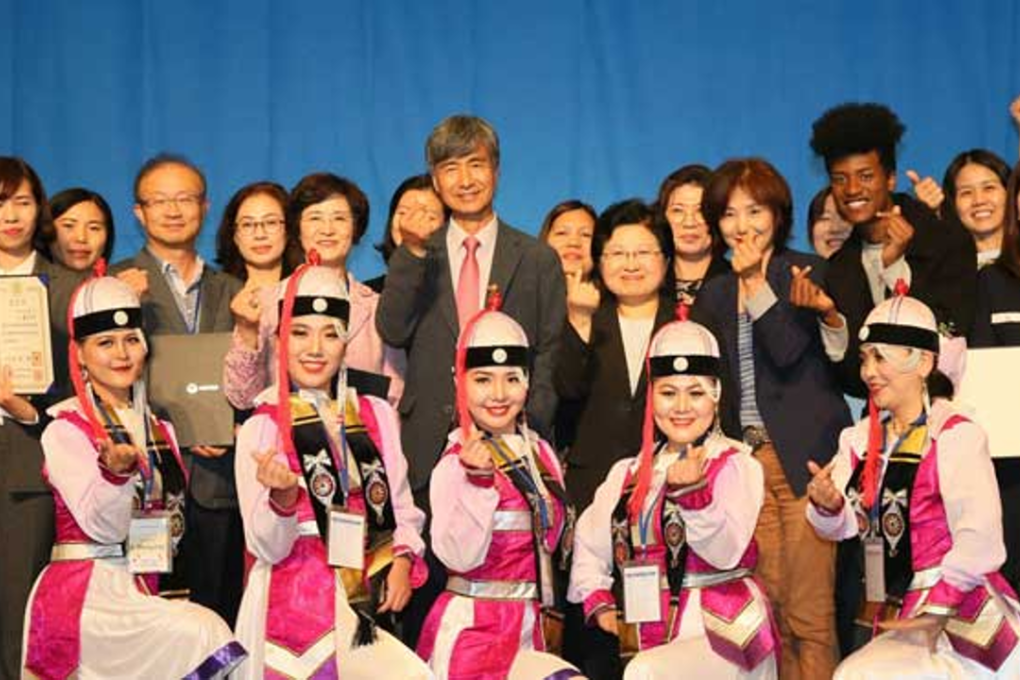 Minister of Gender Equality and Family Chung Hyun-back, poses with multiracial youths at an event. Photo: Courtesy of Ministry of Gender Equality and Family