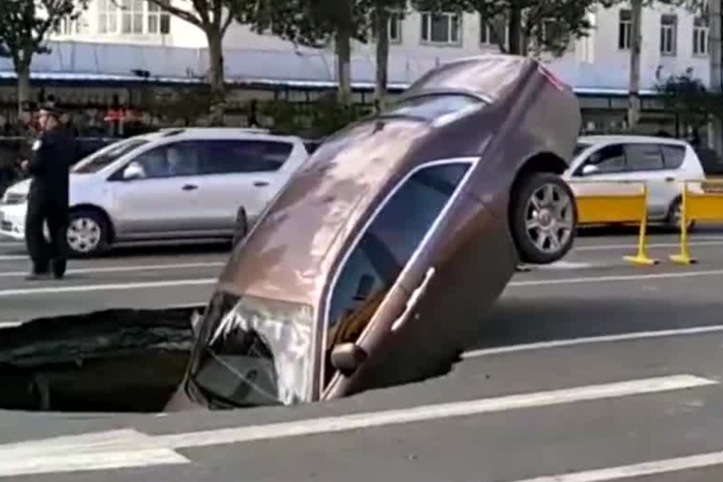 Footage of the car stuck in a sinkhole circulated on social media. Photo: news.163.com